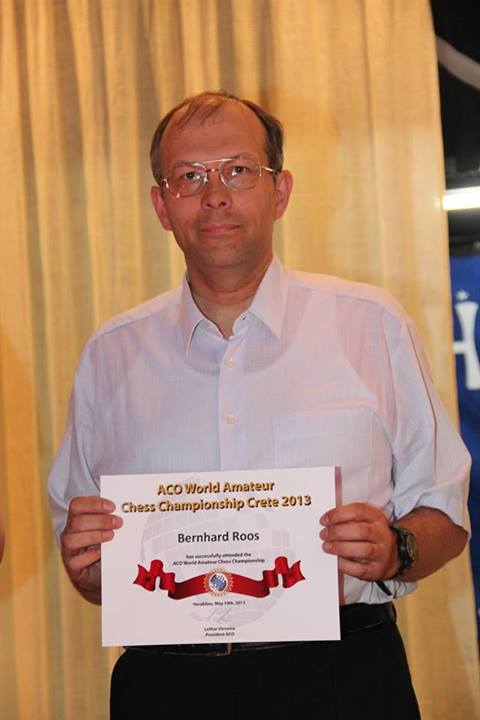 Bernhard Roos mit Urkunde