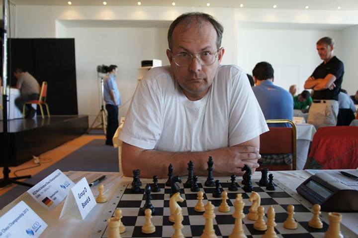 Bernhard Roos am Brett